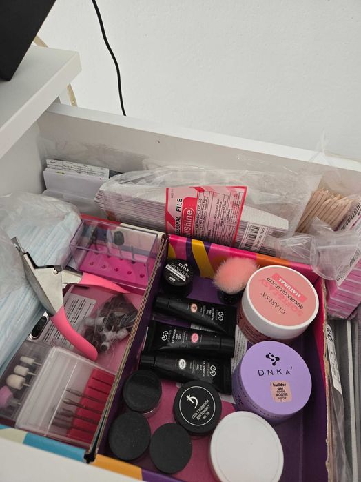 Бюро за маникюр и цялостно обурудване