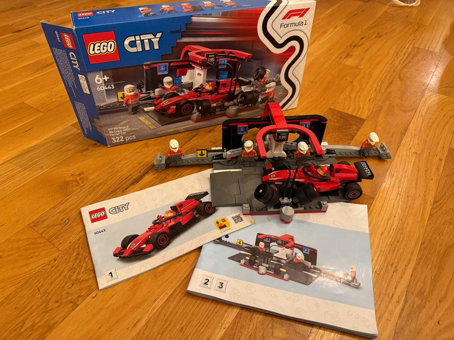 LEGO® City - Boxa si mecanici F1® cu masina Ferrari 60443, 322 piese