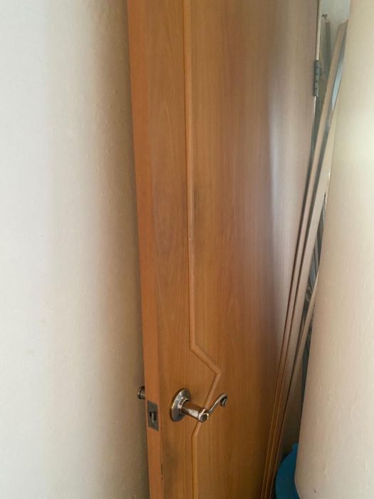 Продам межкомнатную глухую дверь