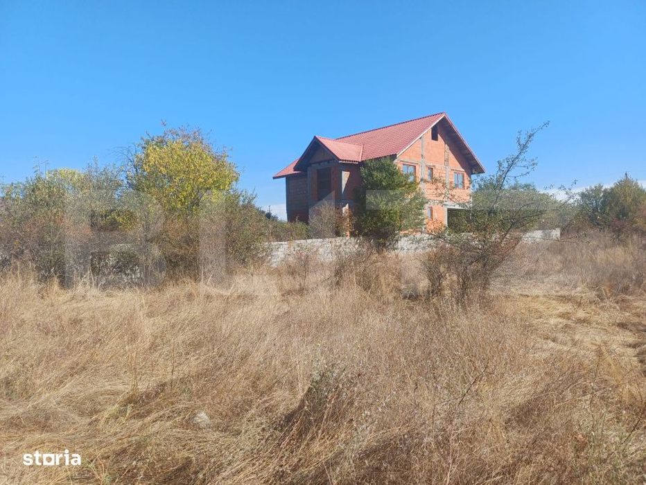Casa cu beci si etaj,  teren aferent de 16000 mp, situata in Arcani