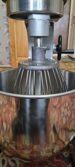 Продам миксер плонитарный 20 литров 220в