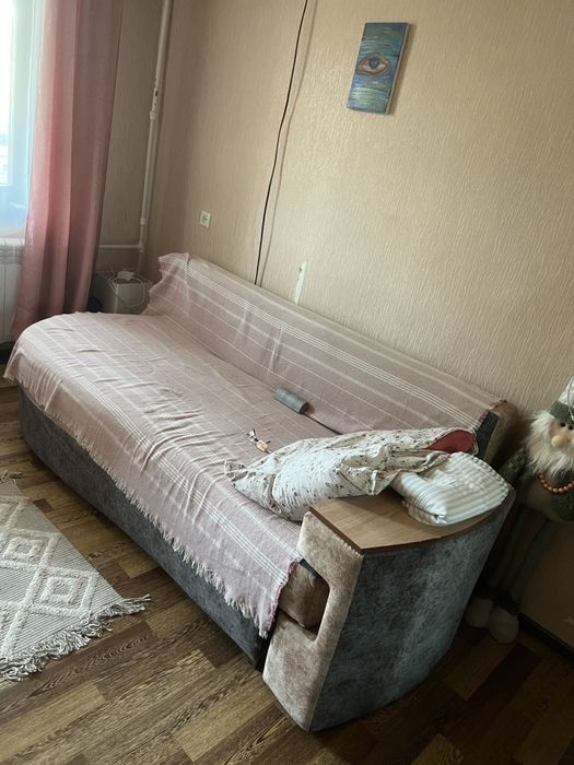 Диван раскладной полуторка , есть еще 2 подушки
