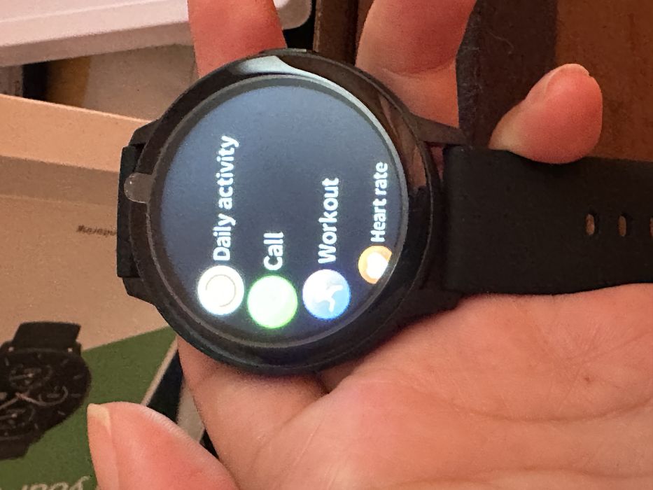 Smart watch cu cablu de încărcare