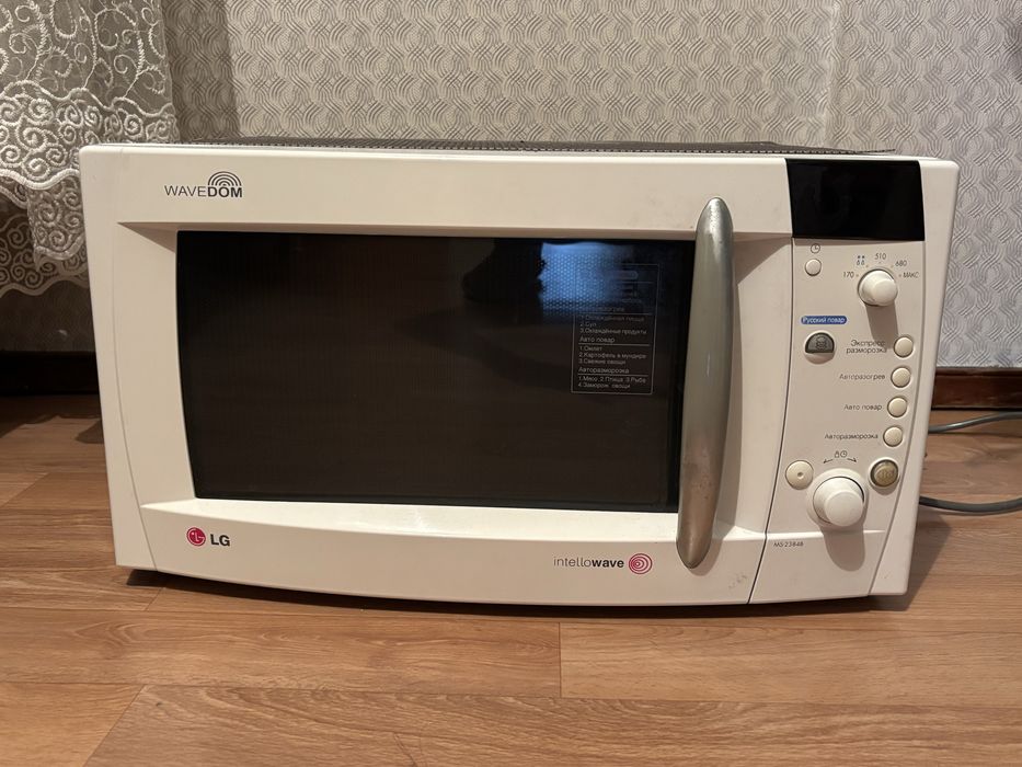 Микроволновка LG MS-2384B, рабочая, в хорошем  состояние