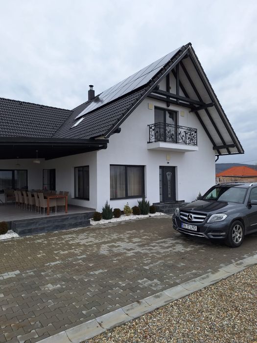 Vând 2 Case + Piscina + 1 Hectar Teren Intravilan cu utilitați