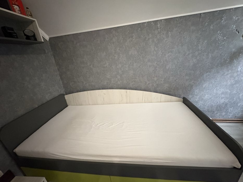Mobilier complet pentru cameră de tineret  Vând set complet de mobilier pentru cameră de tineret, în stare foarte bună, bine întreținut.