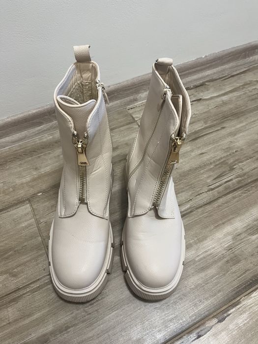 Дамски боти в бежов цвят