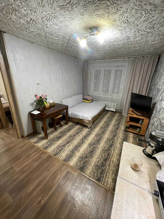 Квартира в кирпичном доме — полуторка, переделанная в двухкомнатную.