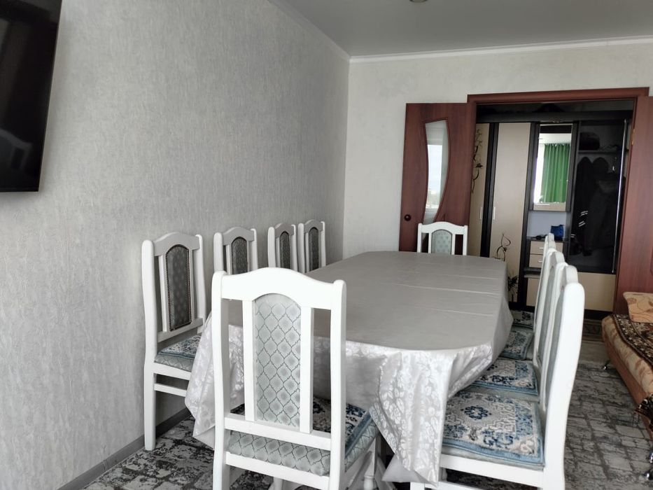 Стол  в гостиной