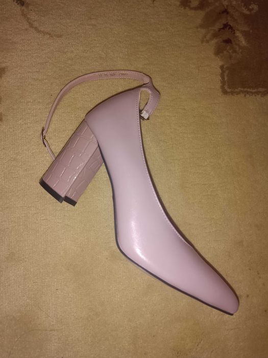 Ayollar oyoq kiyimi.