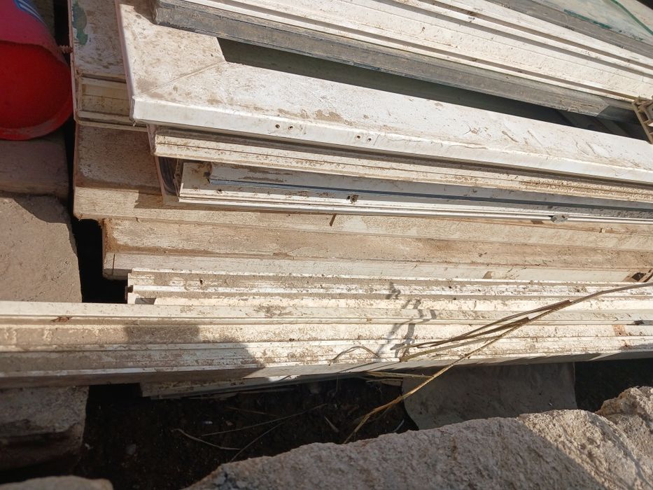 Есік без касяк. Ағаш и пластик