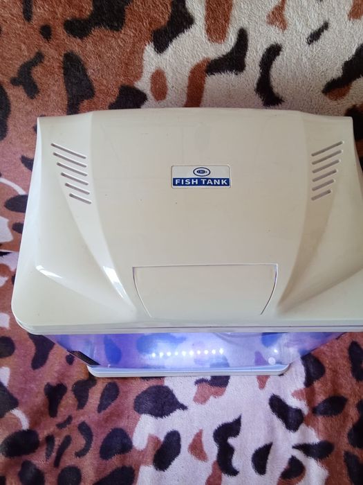Vând acvariu pești cu lampă cu pompă