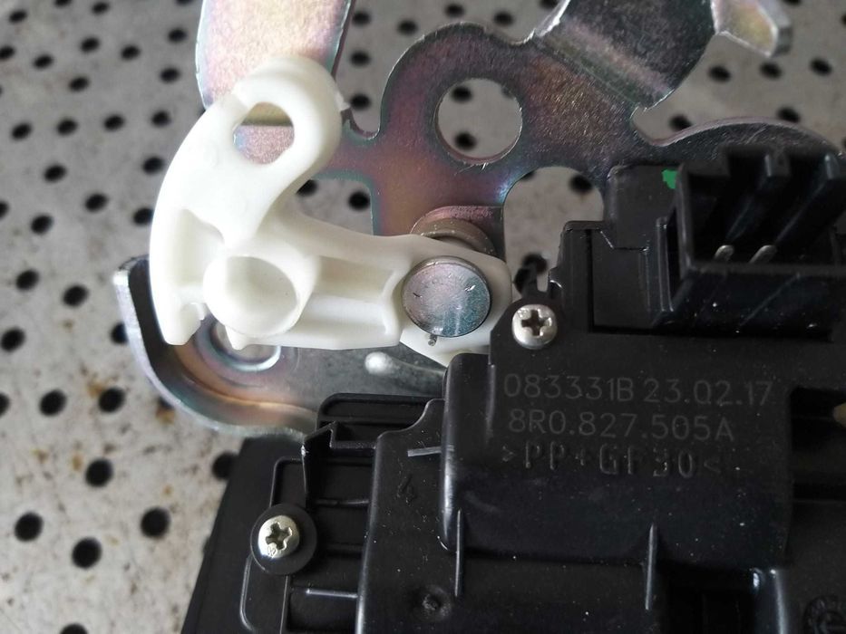 Broasca haion audi a3 8v sportback 8r0827505a