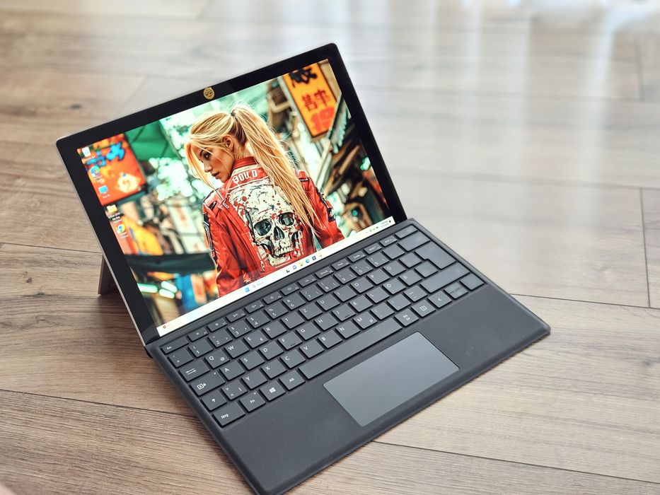 Tableta Microsoft Surface Pro 5 Intel i5, 8 GB 256GB Display 2k 12.3 inch, tastatura iluminata piele