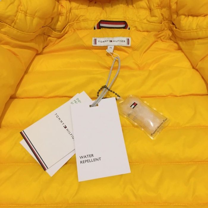 Geaca TOMMY HILFIGER cu umplutură din puf și pene de rață, măsura M