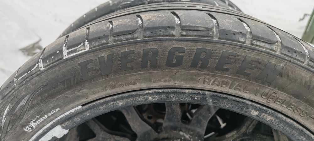 Продам летние шины 235/45/18