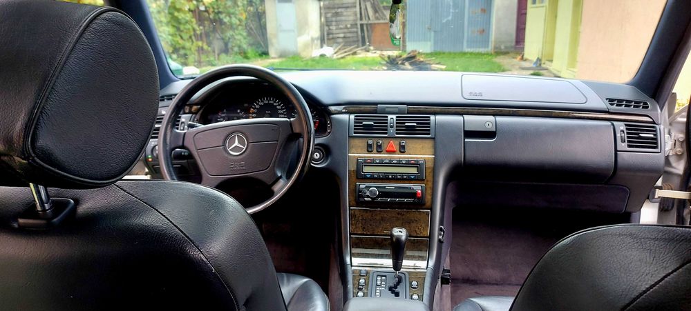 MERCEDES BENZ E 420    1996