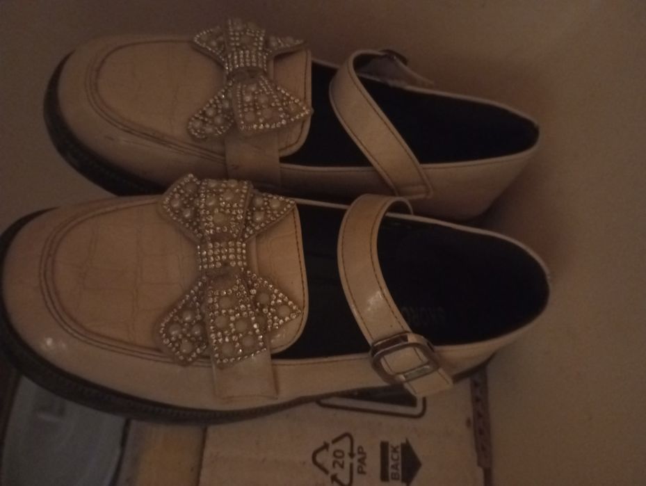 Qizlar tuflisi xitoyniki,8 yosh 32 razmer