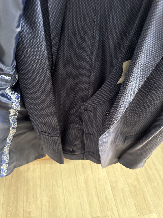 Отличный костюм тройка одевал один раз