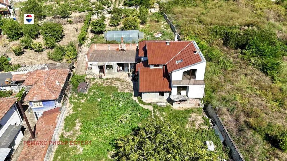 Къща с двор за продажба в с. Красен