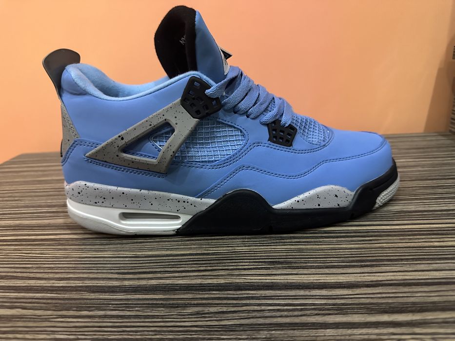 Продавам  jordan 4 university blue