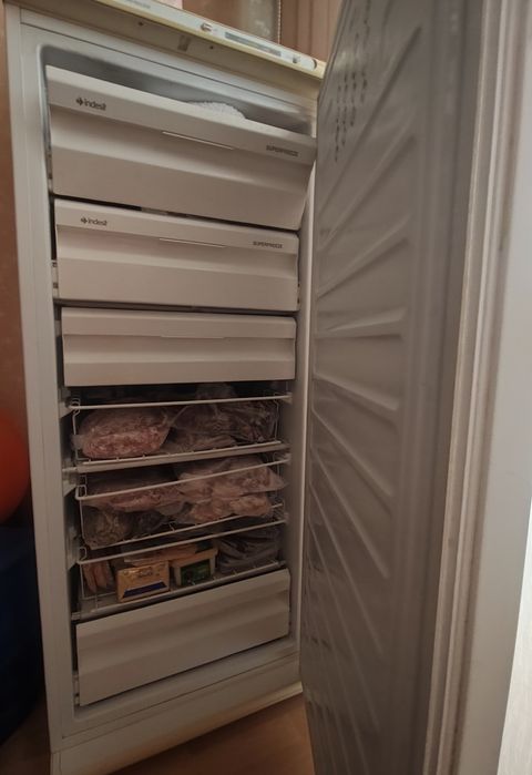 Продавам вертикален фризер Indesit Superfreeze,
