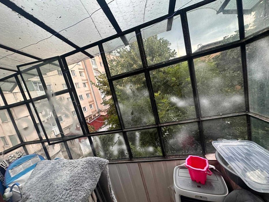 Vand apartament 2 camere ultracentral langa piata in Campina, jud. Prahova .