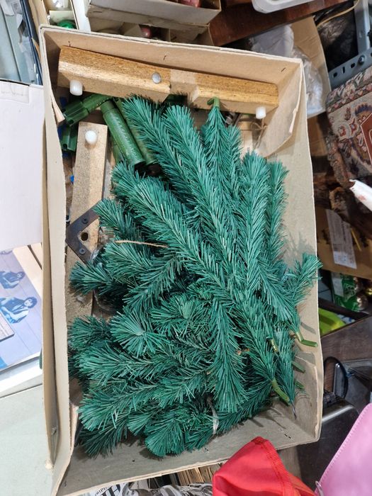 Продам елочные игрушки и елки