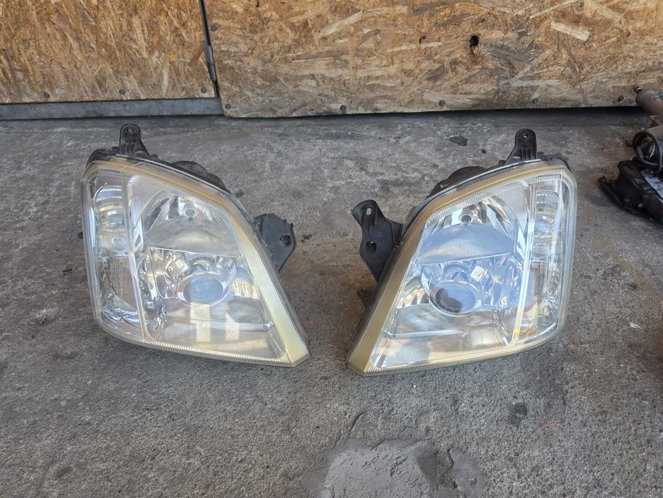 Faruri Opel Meriva cu xenon.