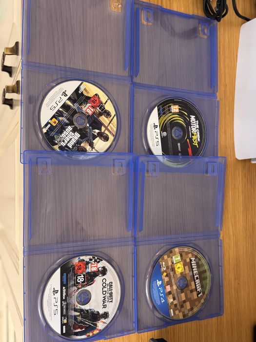 Playstation 5 с две конзоли и 4 игри