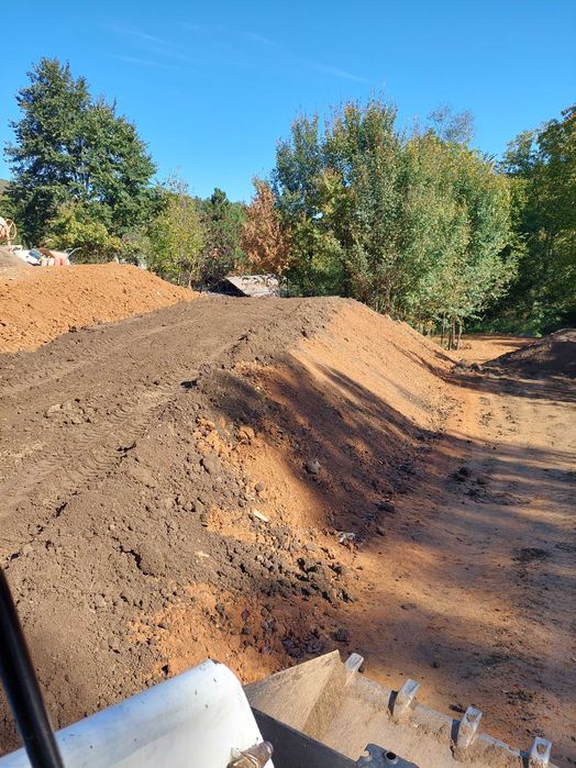 Услуги с Бобкат мини багер и самосвал.