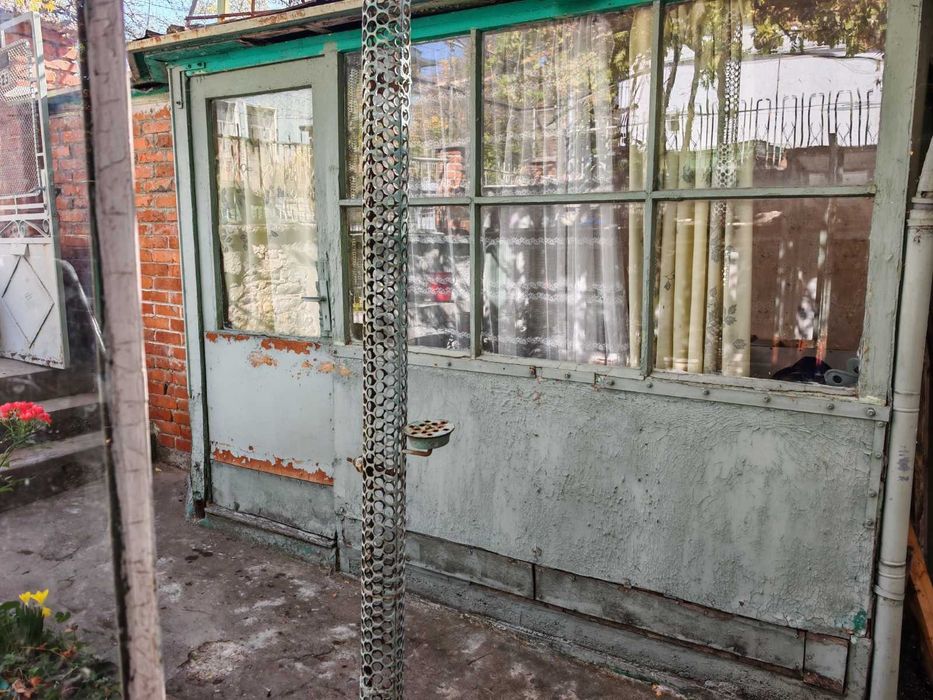 къща в южната част в кв.Ново село