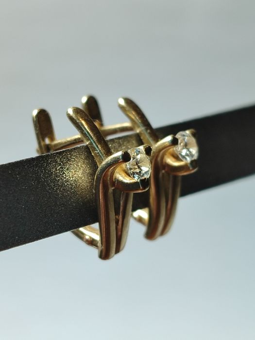 Продам золотые серьги с бриллиантами