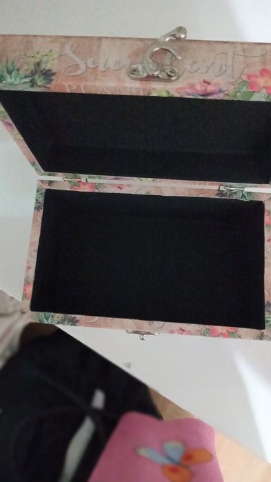 Продам вместительную шкатулку