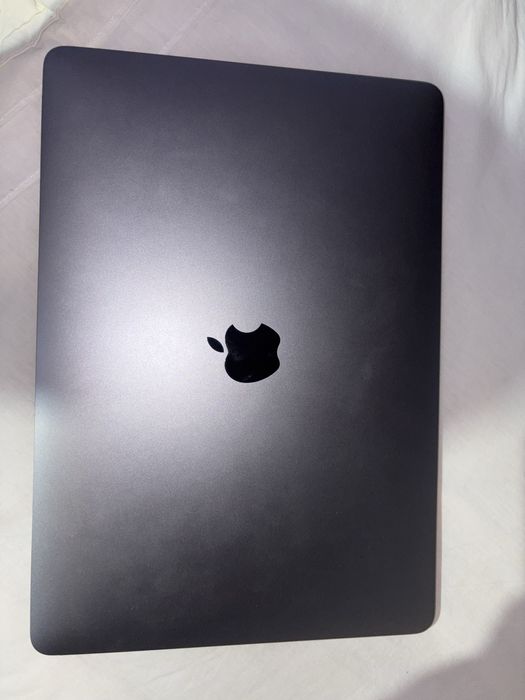 MacBook Air 13″ 2020, M1 8 Cores, 8 GB, 7 core GPU