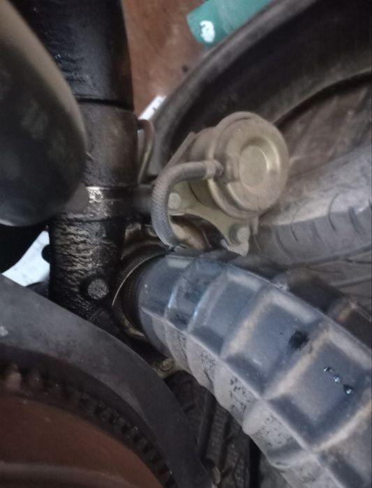 Продавам двигателя от снимките 2.8