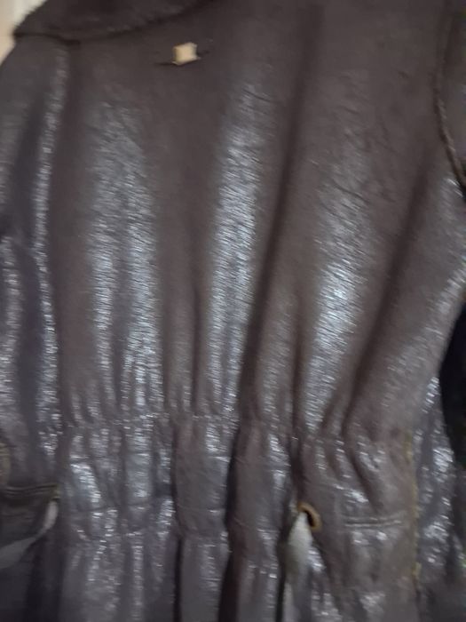 Vand haina din piele foarte eleganta , aseamana a fi cojoc
