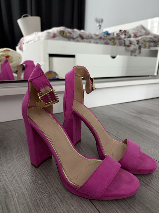 Sandale roz fucsia