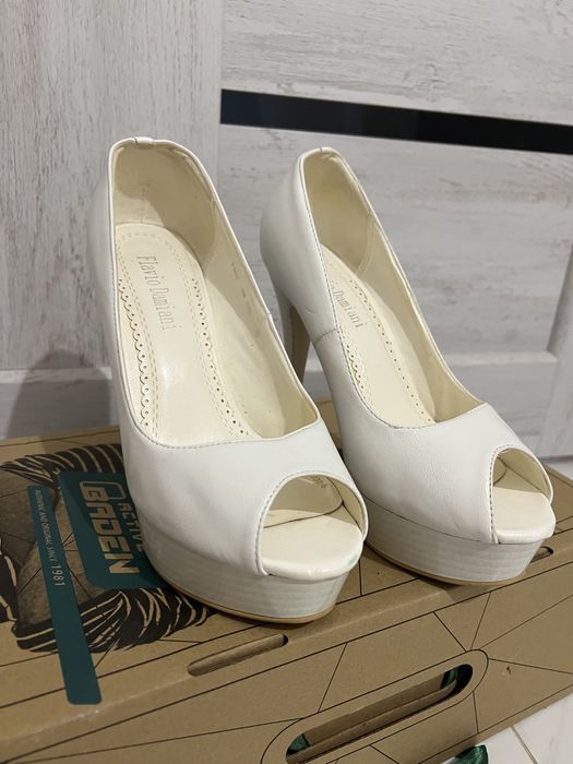 Туфли белые