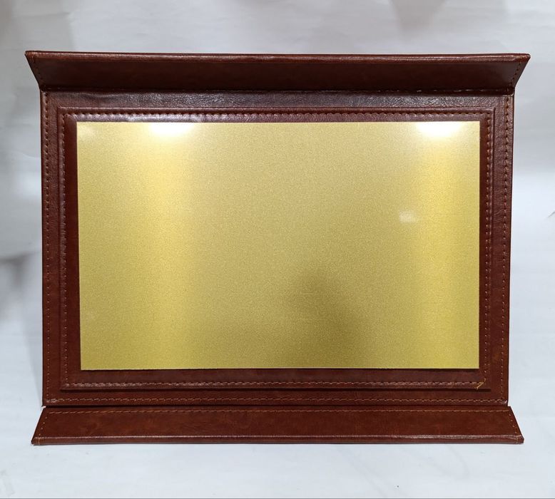 Подарочная плакетка с металлической табличкой