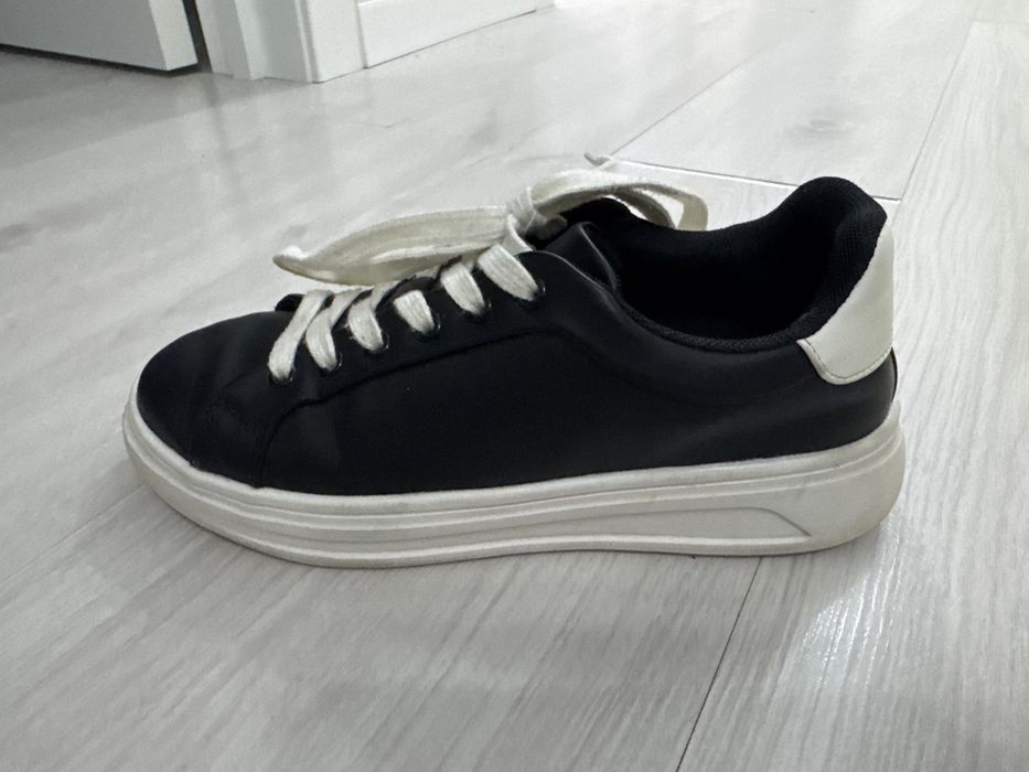 Продаю детские кроссовки ZARA