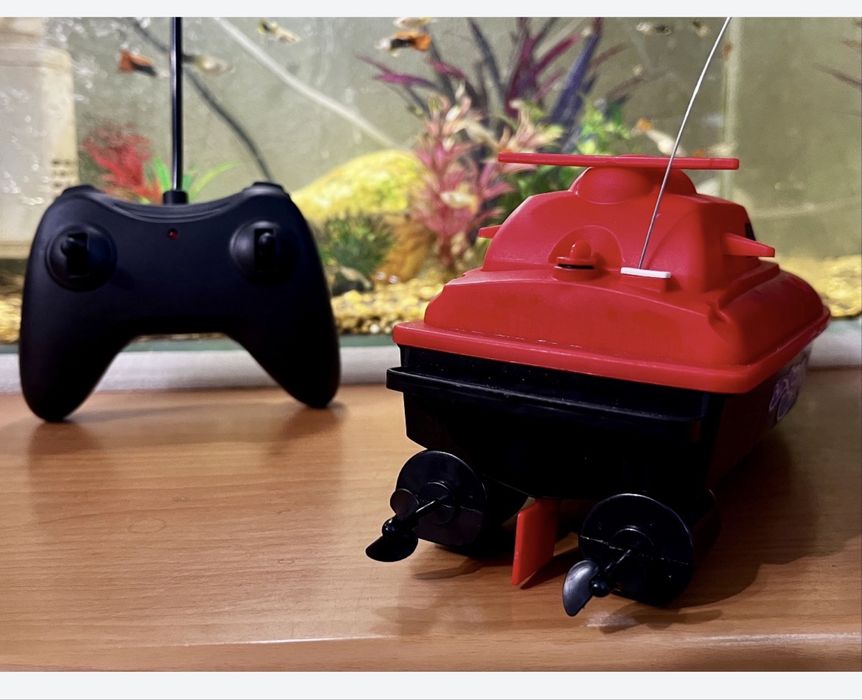 Новая лодка на радиоуправлении.