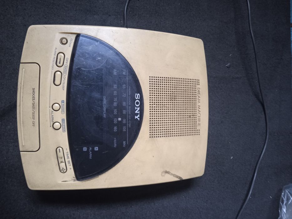 Продам радио будильник Sony ICF-C780.