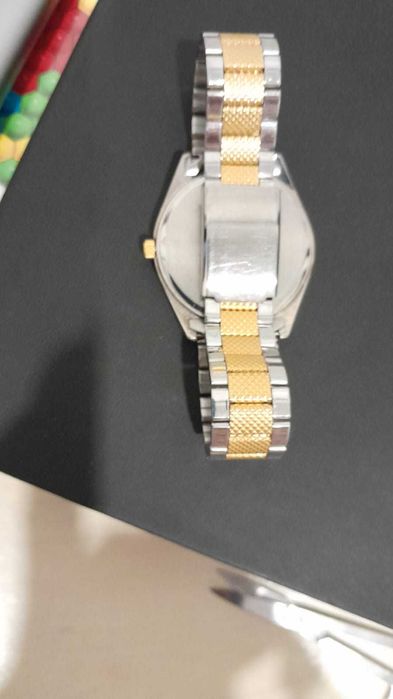 Женские наручныие часы