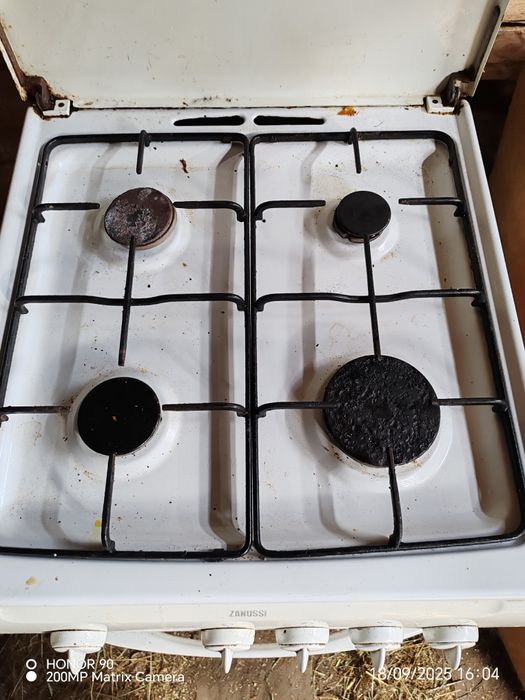 Vand aragaz în stare buna și combina frigorifica