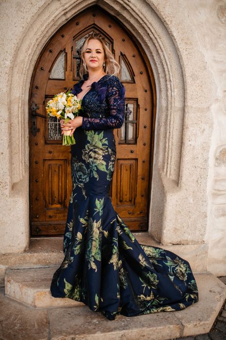 Vând rochita din dantelă și cu trena