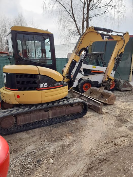 Miniexcavator Caterpillar 5,5t cu 4 cupe  din care cea de taluz rotat