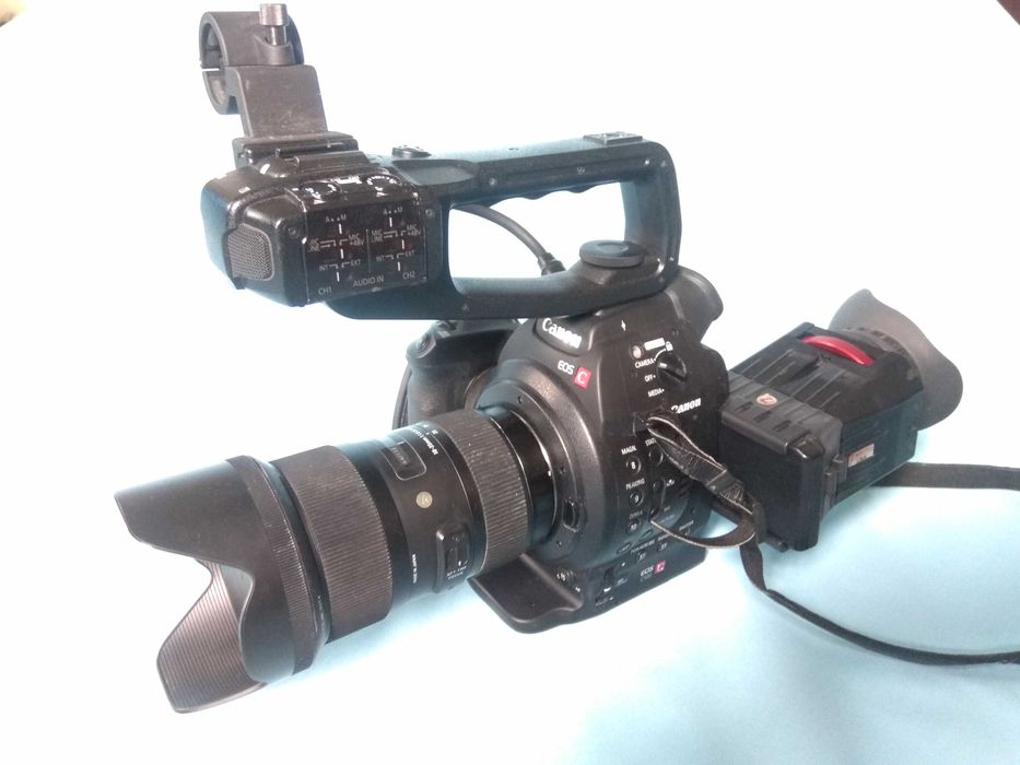 Видеокамера Canon EOS C100 комплект