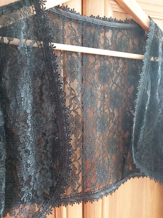 Bolero damă elegant din dantela neagră.