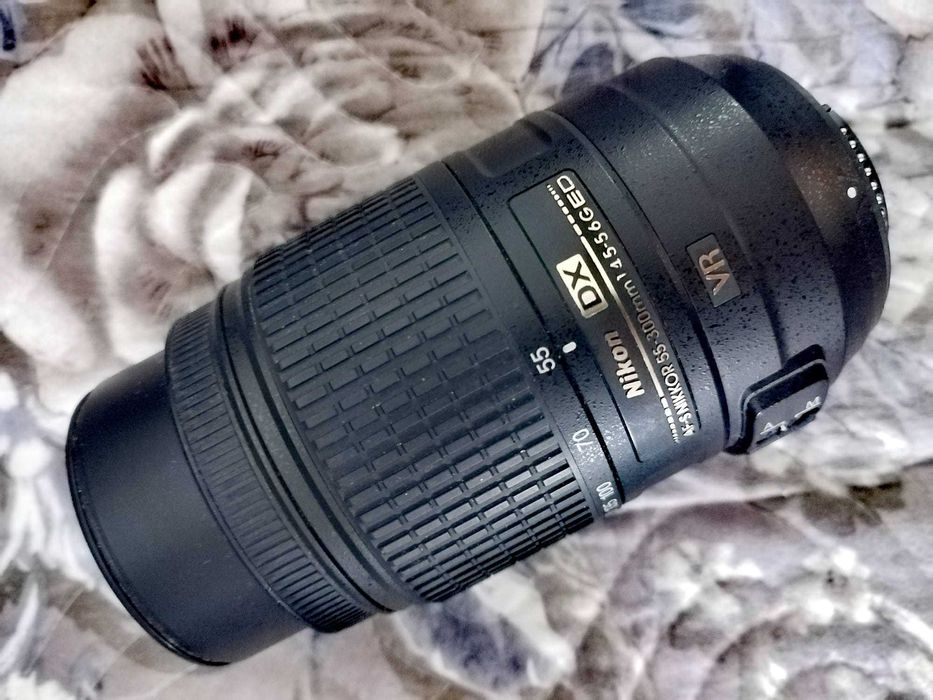 Vând obiectiv Nikkor AF-S 55-300 mm, f/4.5-5.6 G DX cu ED și VR utilizat, în stare bună.